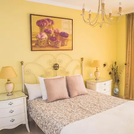 Spectacular Beachfront Apartment * 에스테포나